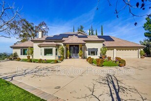 29059 Meadow Glen Way W in Escondido, CA - Building Photo