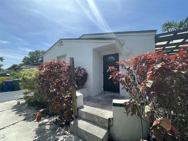 200 NE 110th St, Unit 200 in Miami, FL - Foto de edificio - Building Photo