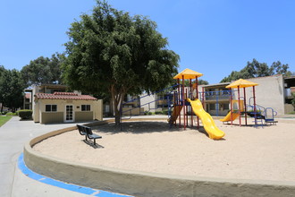 La Sérena in Rowland Heights, CA - Foto de edificio - Building Photo