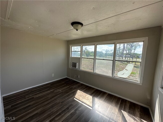 8086 Heck Dr in North Fort Myers, FL - Building Photo - Building Photo
