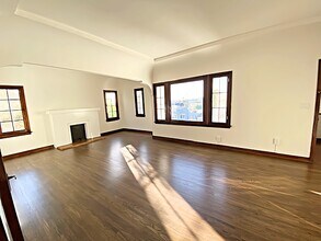 920 N Hoover St, Unit D in Los Angeles, CA - Building Photo - Building Photo