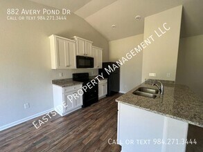 882 Avery Pond Dr in Fuquay Varina, NC - Building Photo - Building Photo