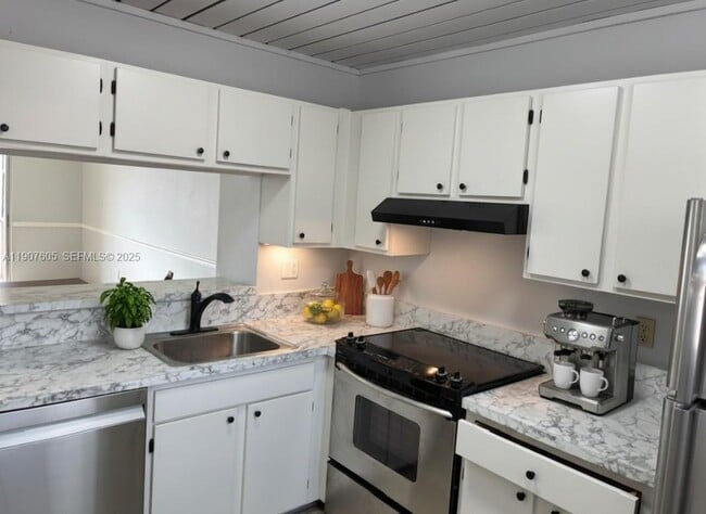 19781 SW 114th Ave in Miami, FL - Building Photo - Building Photo