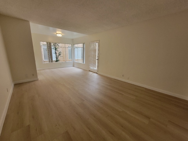 13531 Wyandotte St, Unit 9 in Los Angeles, CA - Building Photo - Building Photo