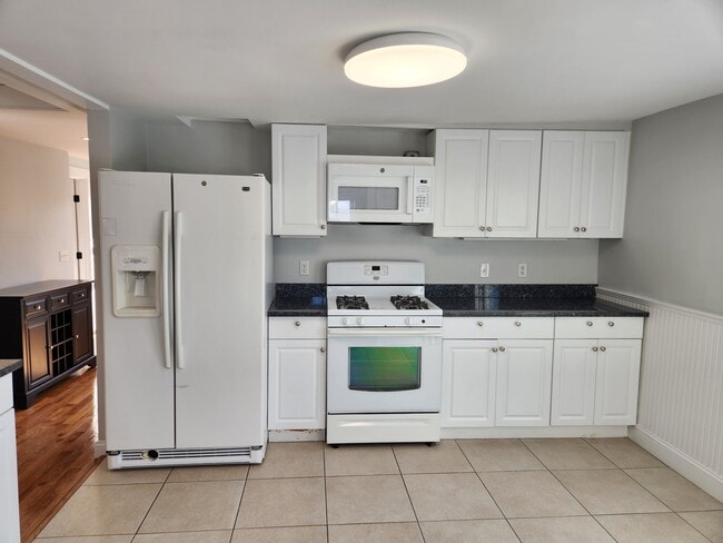 17 Roundy St, Unit 2 in Beverly, MA - Foto de edificio - Building Photo