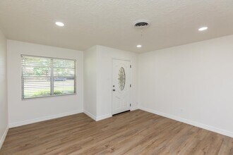 1212 Irving St in West Orange, TX - Building Photo - Building Photo