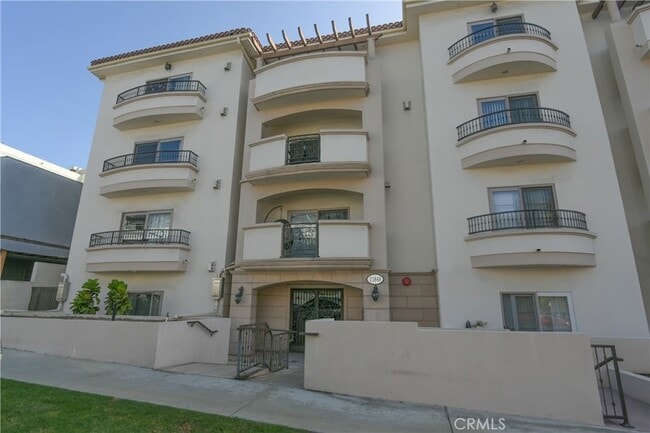 11848 Kiowa Ave, Unit PH1 in Los Angeles, CA - Building Photo - Building Photo