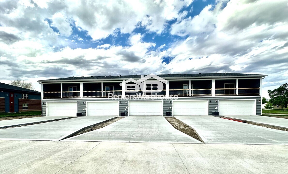 2103 Willis Ave in Perry, IA - Building Photo