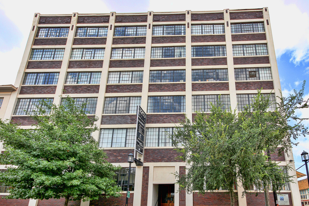 Farm & Ranch Lofts in Dallas, TX - Building Photo