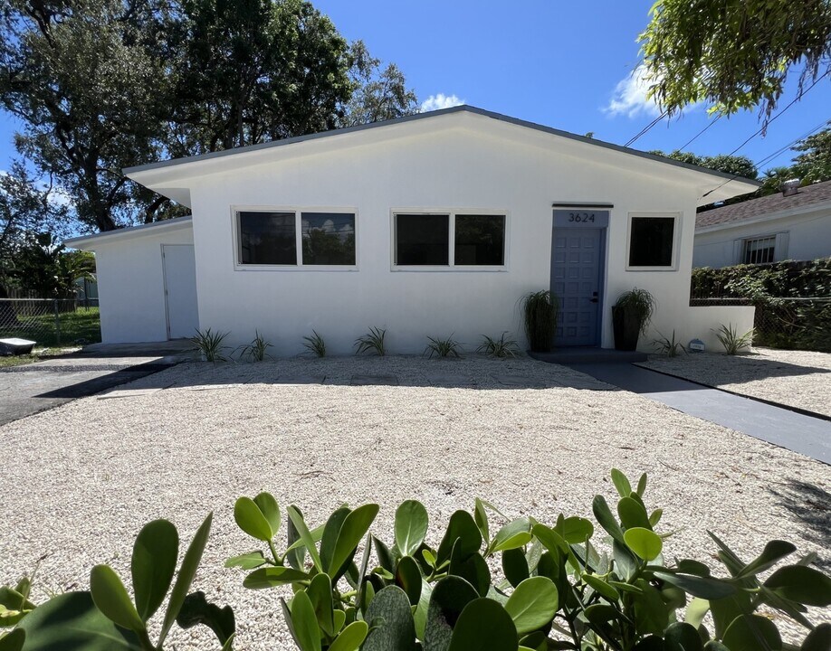 3624 Oak Ave in Miami, FL - Building Photo