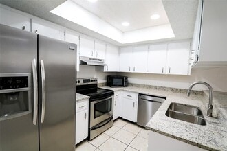 3253 Bloomingdale Villas Ct in Brandon, FL - Building Photo - Building Photo