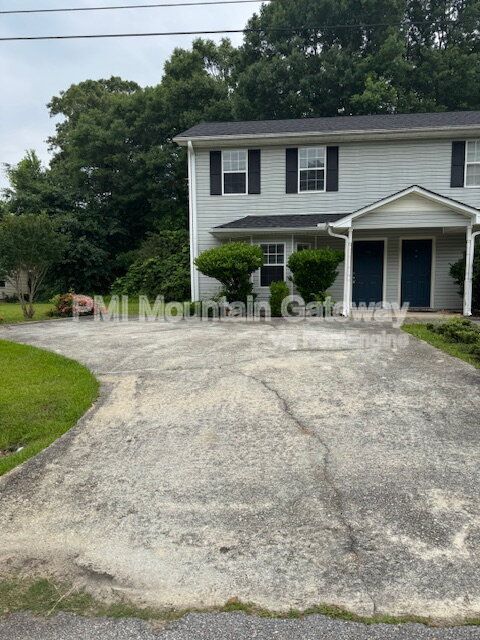 100 Fieldale Rd in Toccoa, GA - Building Photo