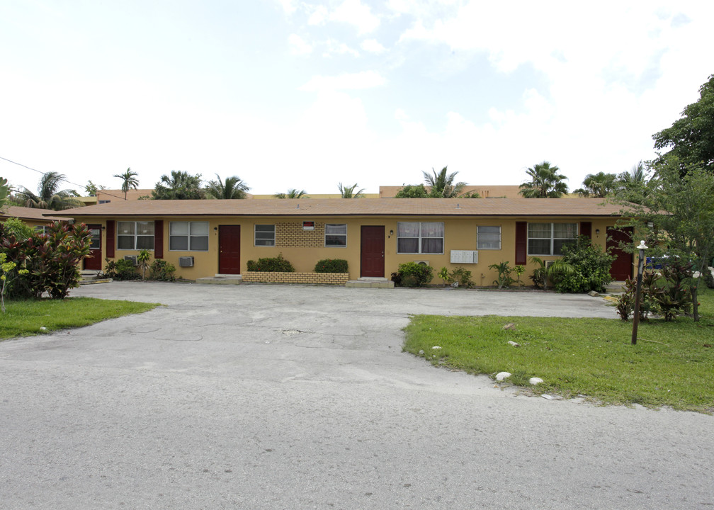 540-560 NE 149th St in North Miami, FL - Building Photo