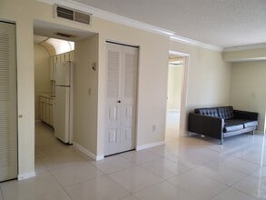 8200 SW 210th St, Unit 102 in Cutler Bay, FL - Foto de edificio - Building Photo