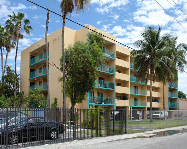 1575 NW 19th Ter in Miami, FL - Building Photo - Building Photo