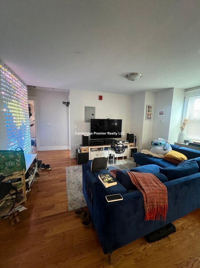 66 Beacon St, Unit 3 in Somerville, MA - Building Photo - Building Photo