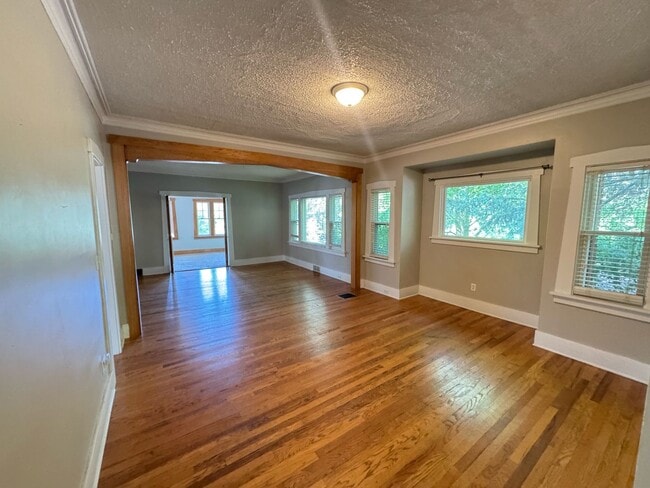 1325 Lake Michigan Dr NW in Grand Rapids, MI - Building Photo - Building Photo