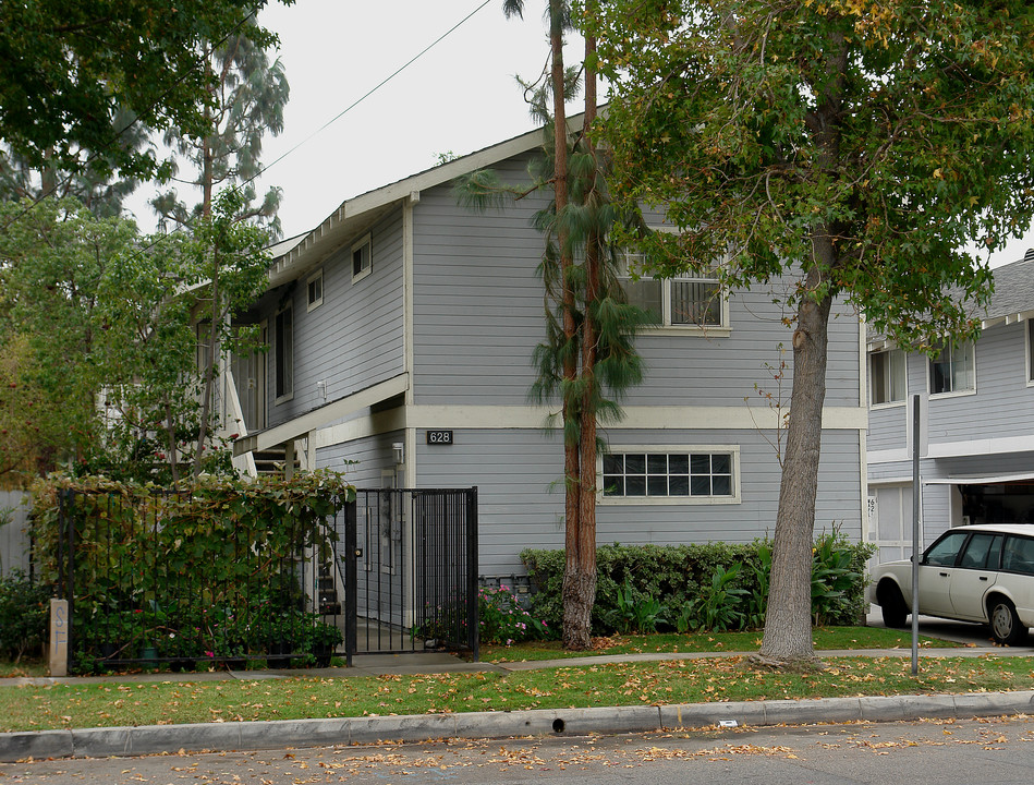 628 W Maple Ave in Orange, CA - Building Photo