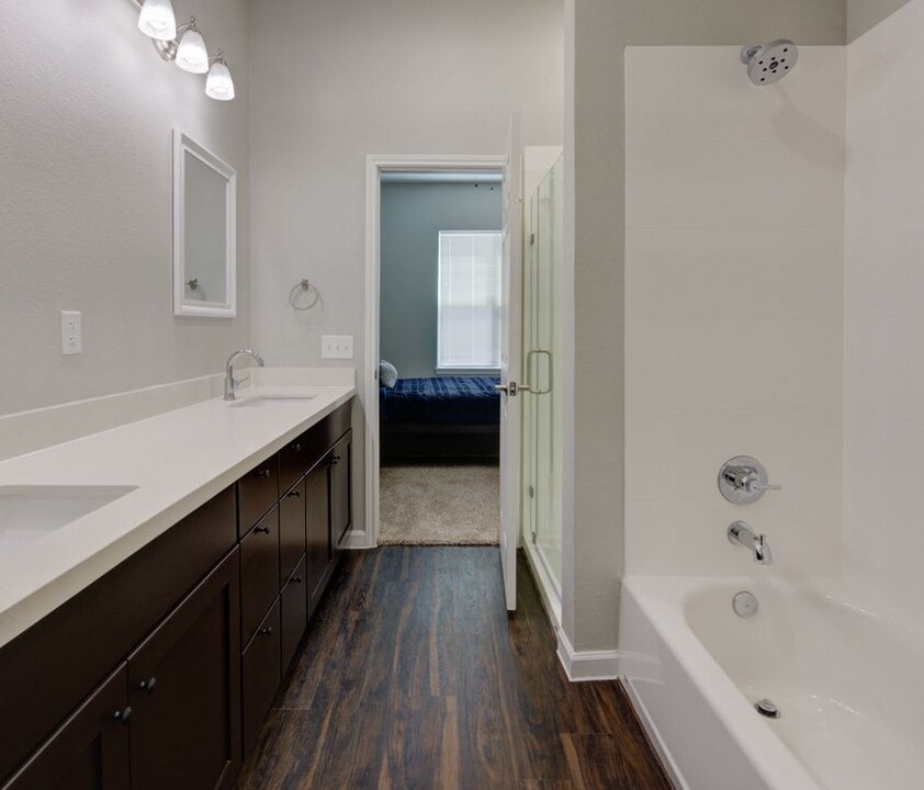 10828 Champion Forest Loop in Conroe, TX - Building Photo