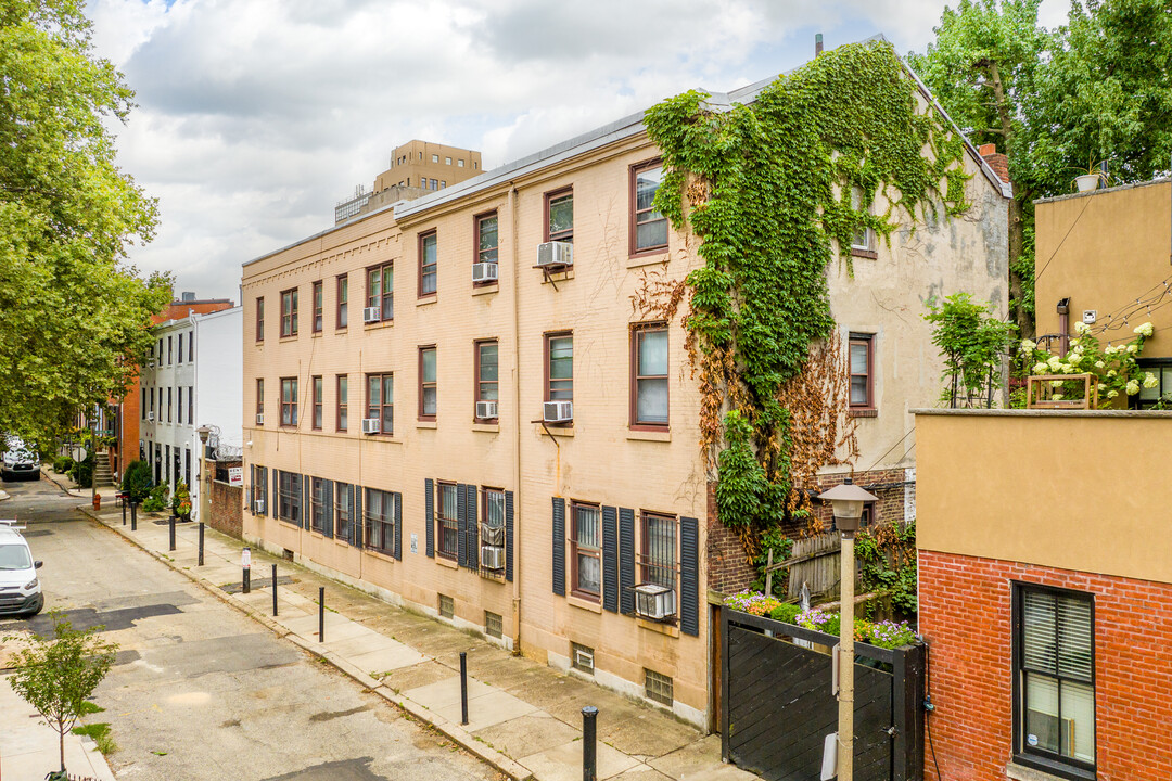 Waverly Court in Philadelphia, PA - Building Photo