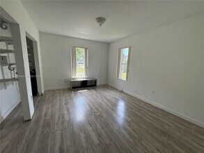 1200 NW 87th St in Miami, FL - Building Photo - Building Photo