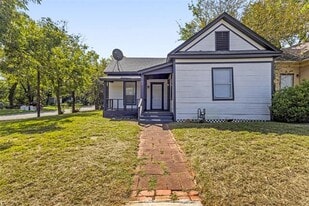 100 W Munson St in Denison, TX - Building Photo