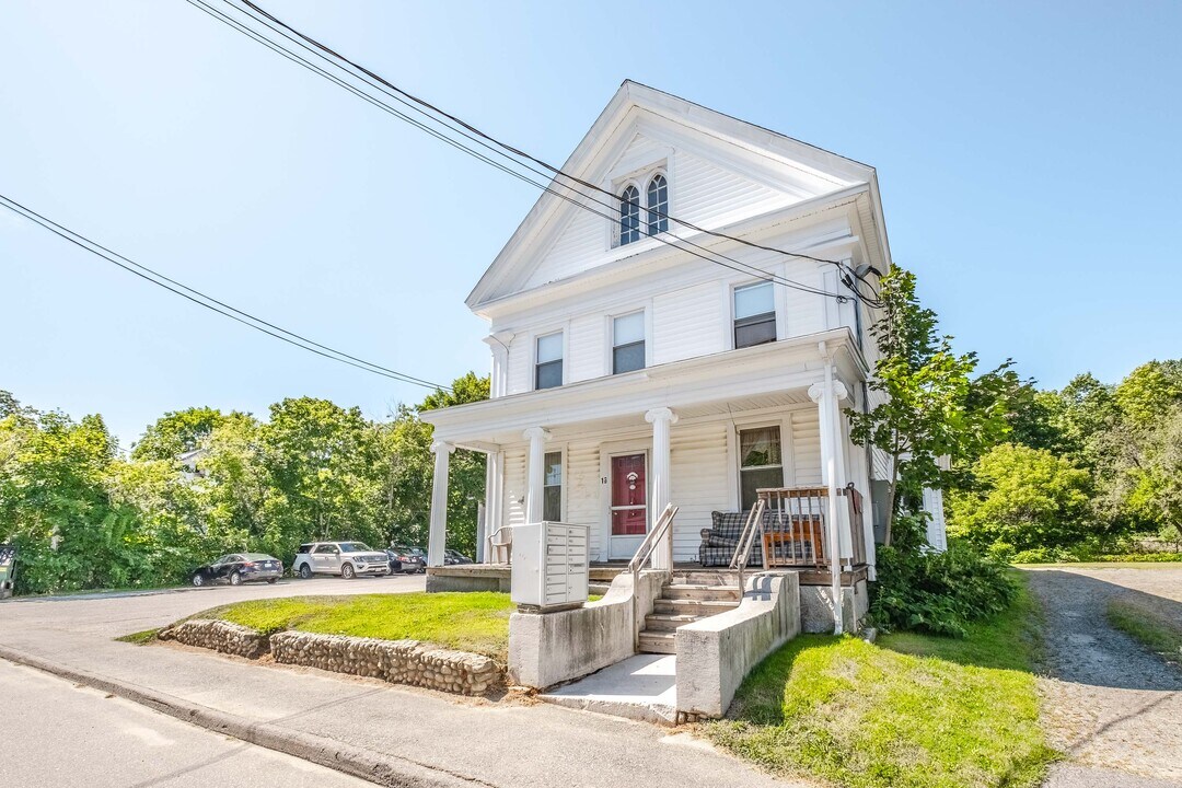 12-16 Autumn Street in Gardiner, ME - Foto de edificio