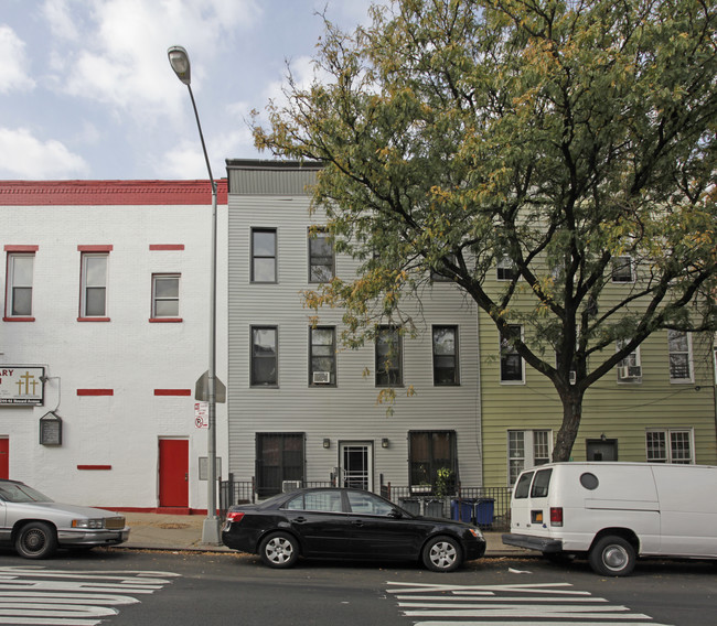 242 Howard Ave in Brooklyn, NY - Building Photo - Building Photo