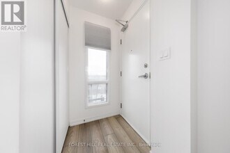 18 Lytham Grn Cir in Newmarket, ON - Building Photo - Building Photo