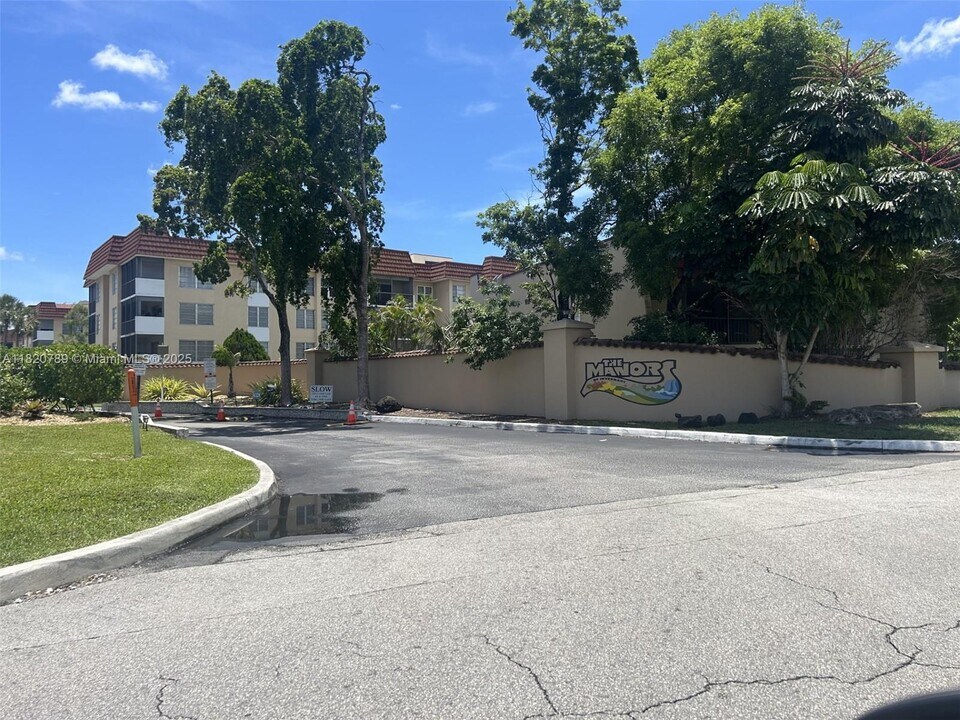 4168 Inverrary Dr in Lauderhill, FL - Building Photo