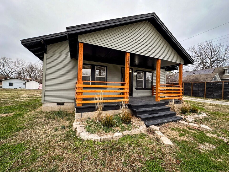 202 W 3rd St in Gentry, AR - Building Photo