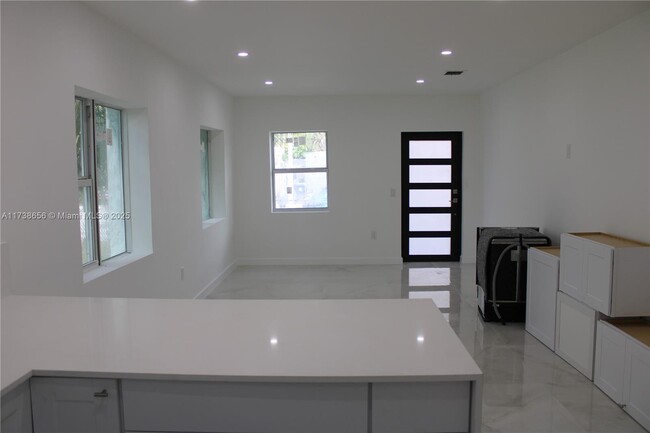 1160 NW 37th St in Miami, FL - Building Photo - Building Photo