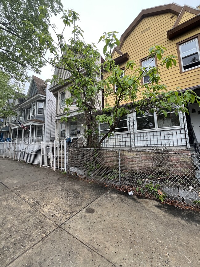 112 Grant Ave in Jersey City, NJ - Foto de edificio - Building Photo