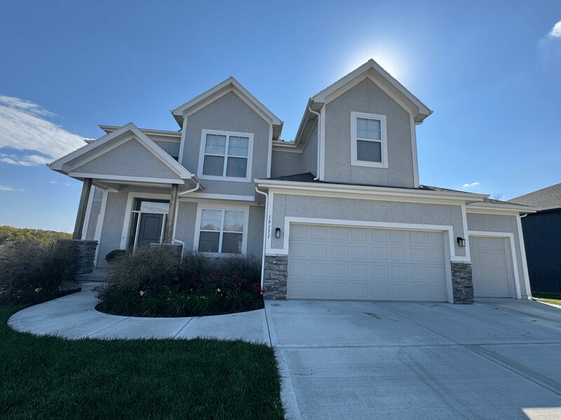 19171 W 109th Pl in Olathe, KS - Building Photo