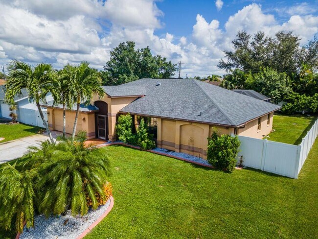 2103 SE 8th Ave in Cape Coral, FL - Building Photo - Building Photo