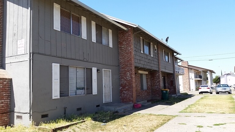 8613 Santa Paula Way in Stockton, CA - Foto de edificio
