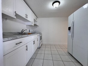 276 E 12th St in Hialeah, FL - Foto de edificio - Building Photo