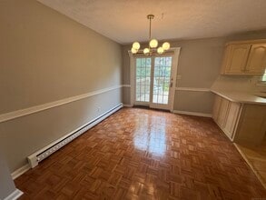 33 Caswell Ave in Bristol, CT - Building Photo - Building Photo
