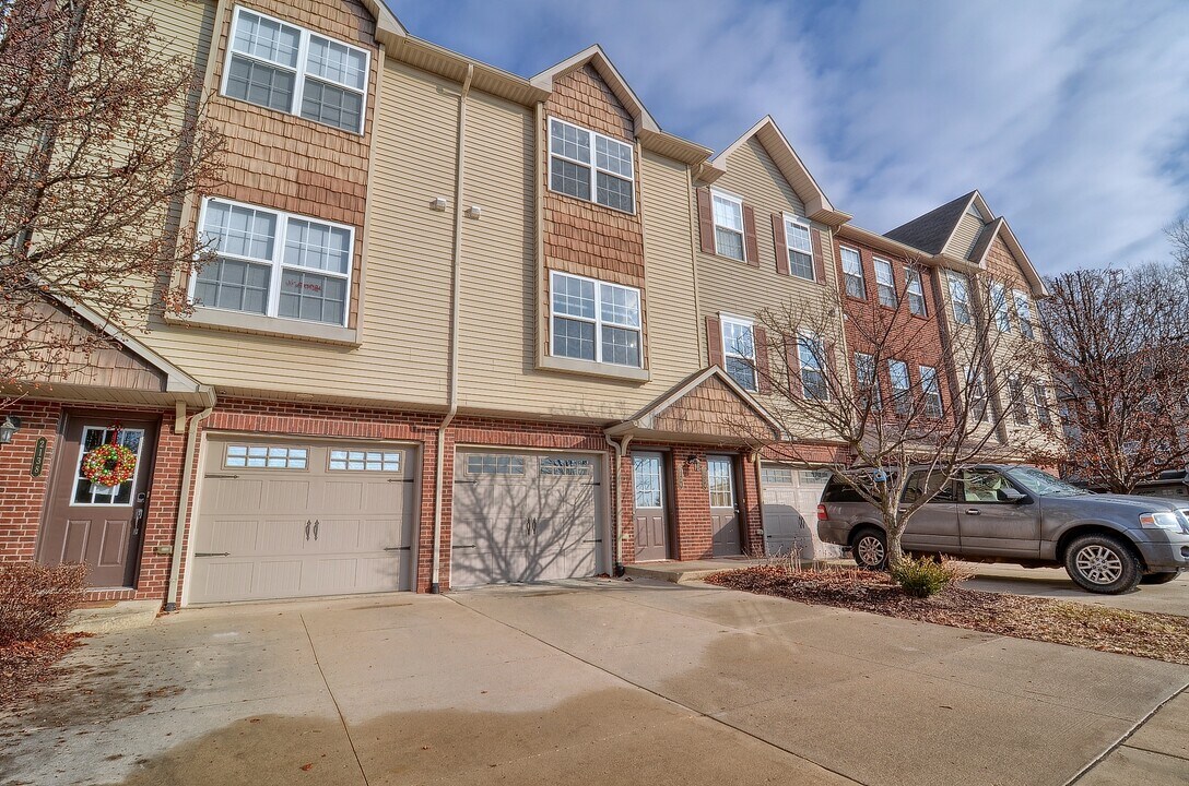 2136 Knotty Pine in Howell, MI - Building Photo
