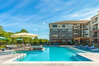 J Creekside at Exton in Exton, PA - Foto de edificio - Building Photo