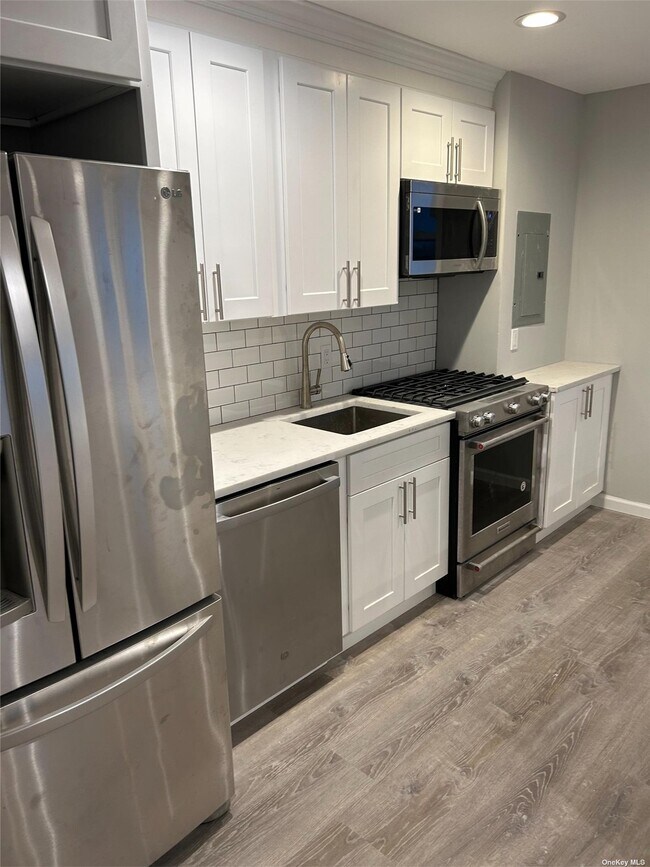 61 Neptune Blvd, Unit 3A in Long Beach, NY - Building Photo - Building Photo