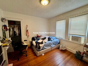 24 Chetwynd Rd, Unit 1 in Somerville, MA - Foto de edificio - Building Photo