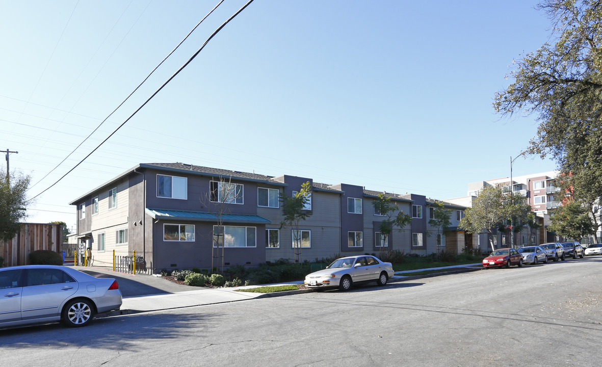 Garland Plaza Apartments in Sunnyvale, CA - Building Photo