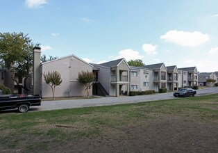 Amber Dawn Apartments in Dallas, TX - Foto de edificio - Building Photo