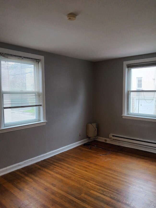 2321 Haverford Rd, Unit B in Ardmore, PA - Foto de edificio - Building Photo