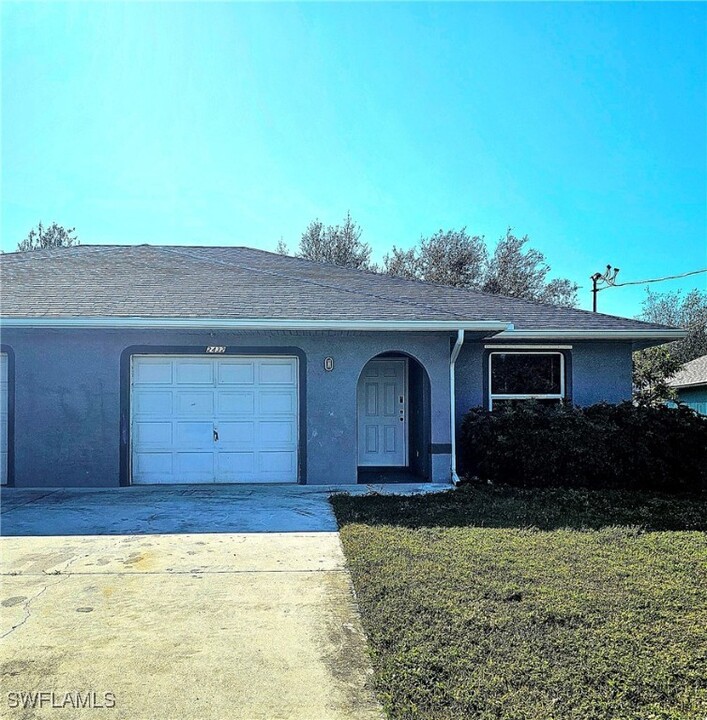 2432 NE 4th Ter in Cape Coral, FL - Building Photo