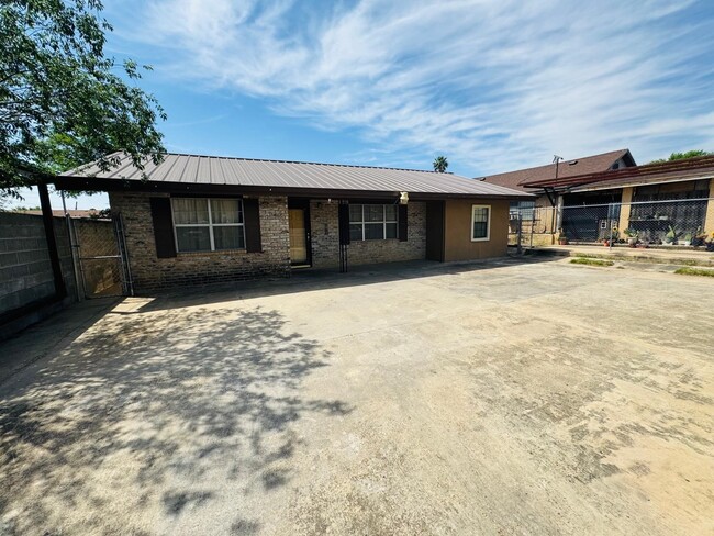 2017 Market St in Laredo, TX - Building Photo - Building Photo