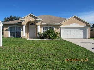 932 SW McElroy Ave in Port St. Lucie, FL - Foto de edificio