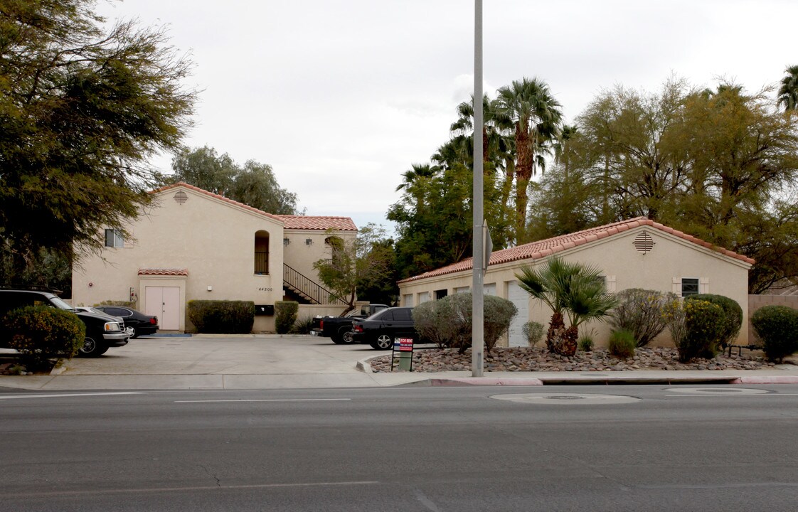 44200 San Pablo Ave in Palm Desert, CA - Foto de edificio