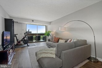 5300 Holmes Run Pky, Unit 1412 in Alexandria, VA - Building Photo - Building Photo